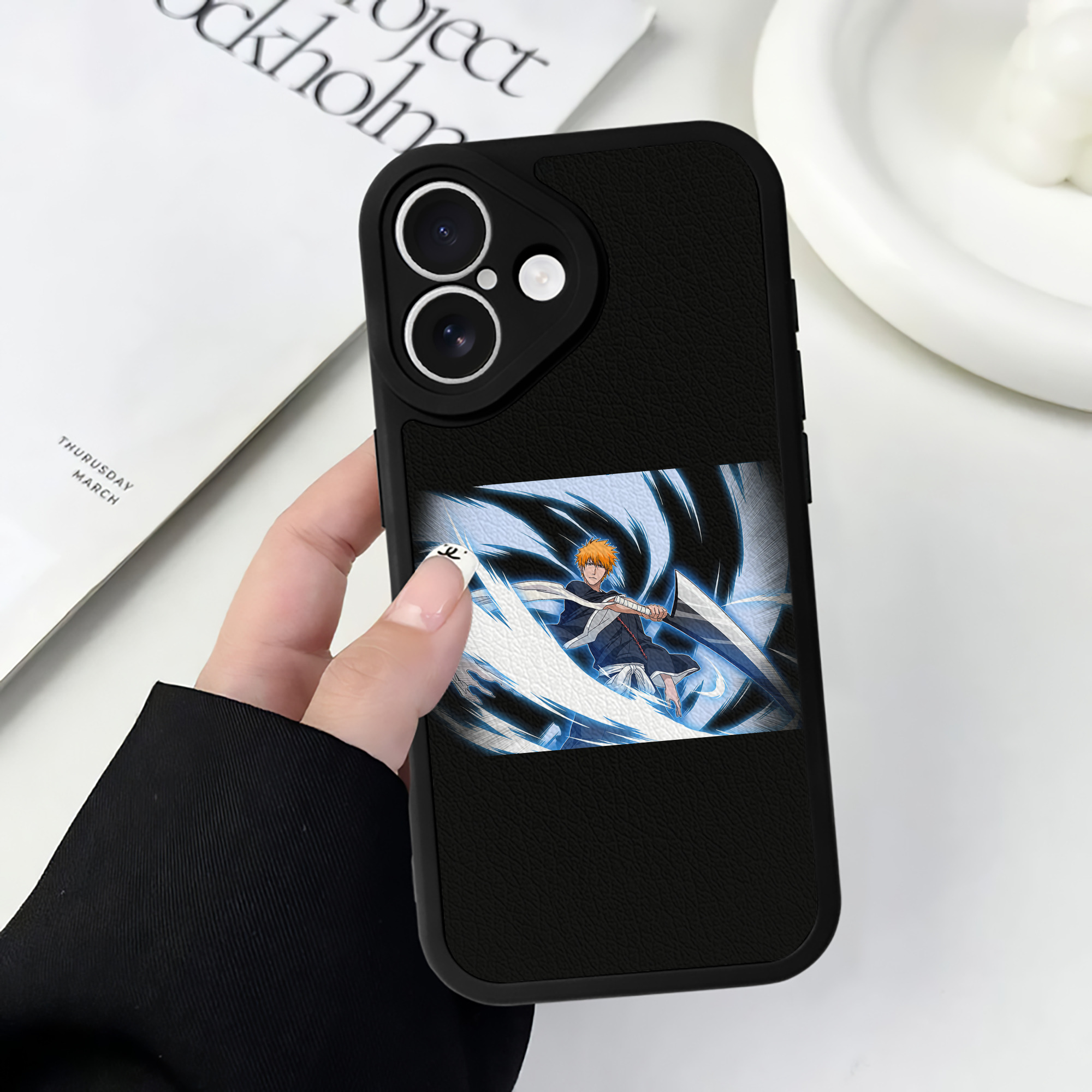 ブリーチ 黒崎一護（くろさき いちご）BLEACH Kurosaki Ichigo 【iPhone 16シリーズ対応】シリコンスマホケース（レザー調） 材質：シリコン